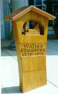 Grabstein in Holz mit Hobel-Sujet