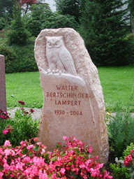 Grabstein mit Eulen-Sujet
