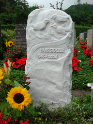 Grabstein mit Vogel-Sujet